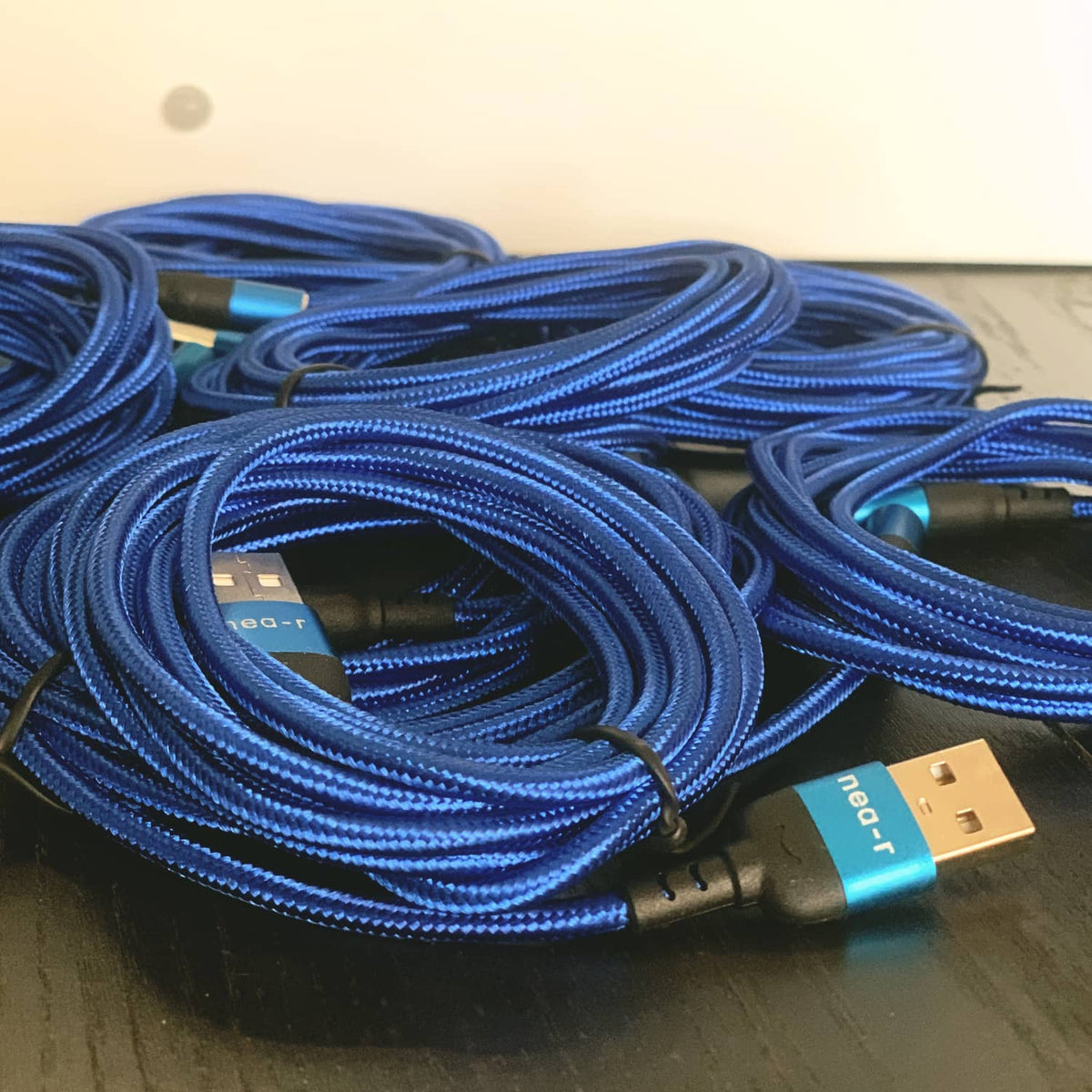 Oferta do cabo de carregamento USB de 2 metros na compra da moldura nea-r.
