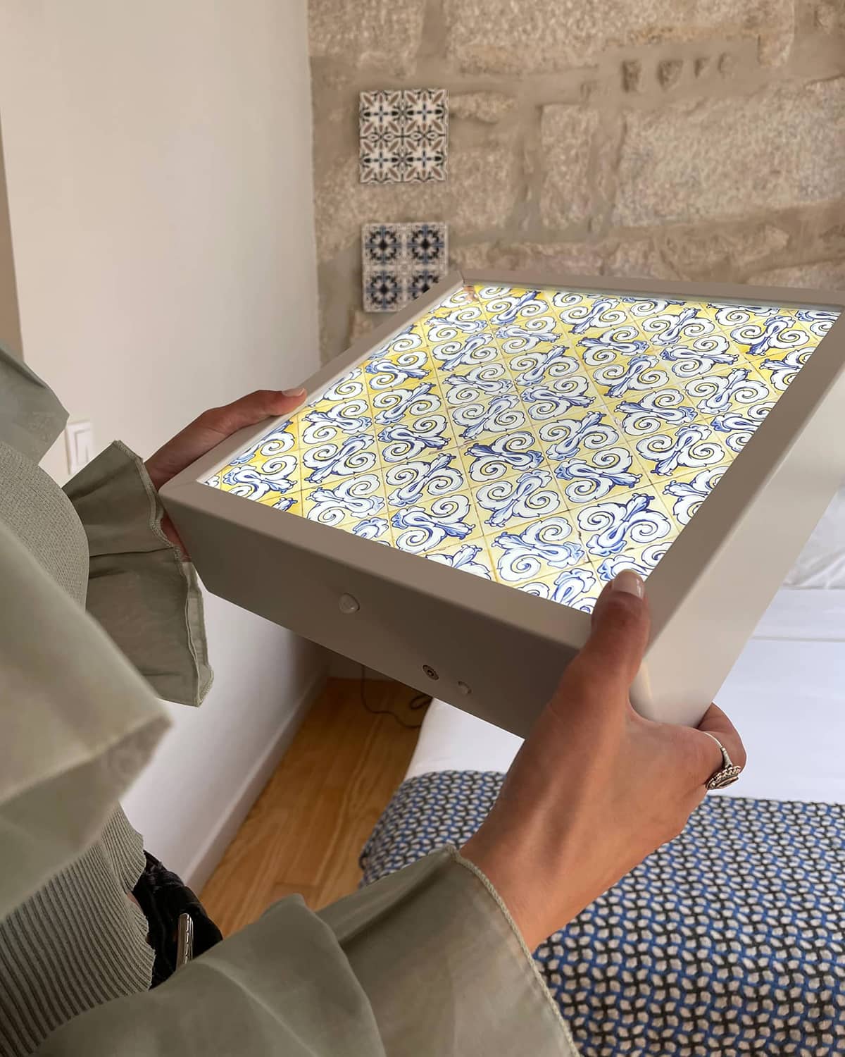 Moldura luminosa personalizada pela cliente com o fotografia de um padrão de azulejo. Decoração do quarto.