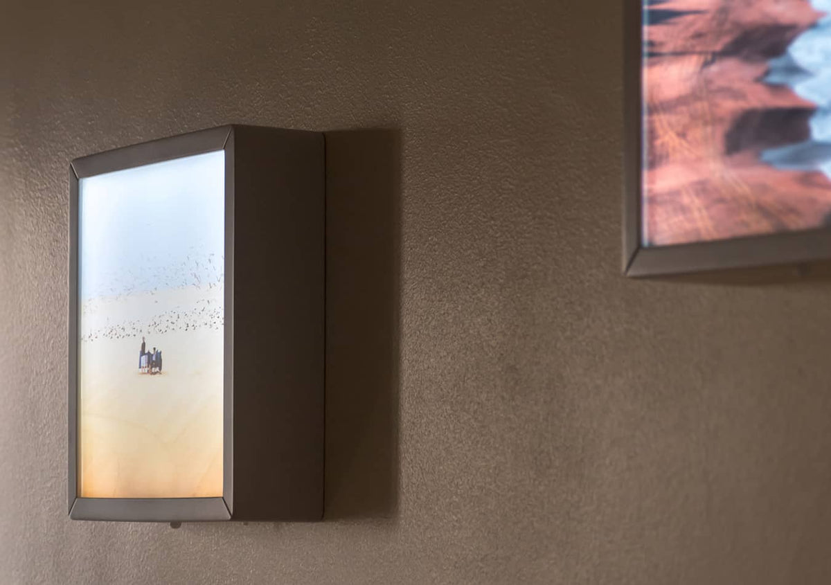 Moldura Luminosa  com a fotografia de um casal de velhinhos na praia.