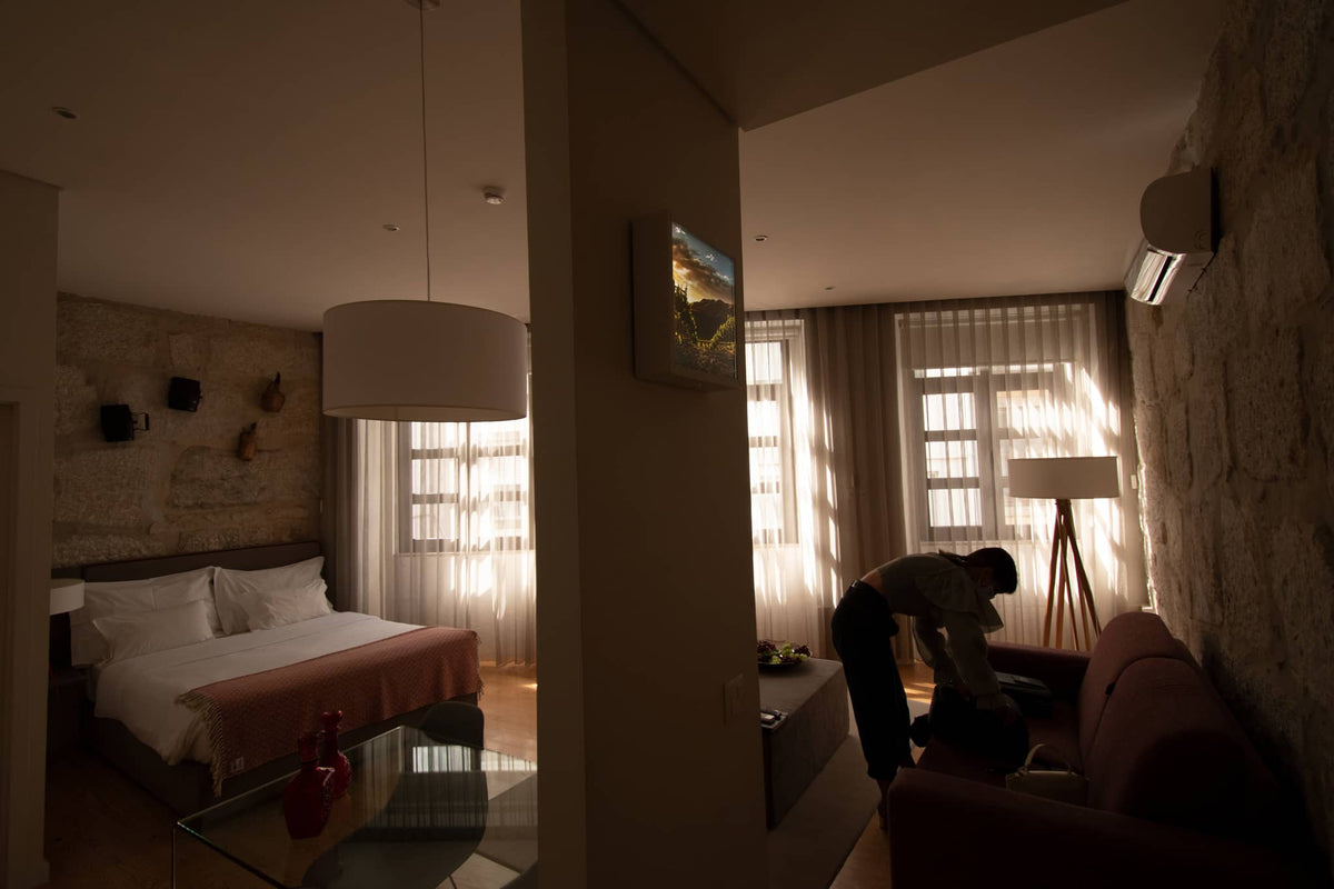 Quarto da cadeia de apartamentos Oportonear no Porto. Moldura de luz na entrada com imagem personalizada com o tema do quarto: Vinhas.