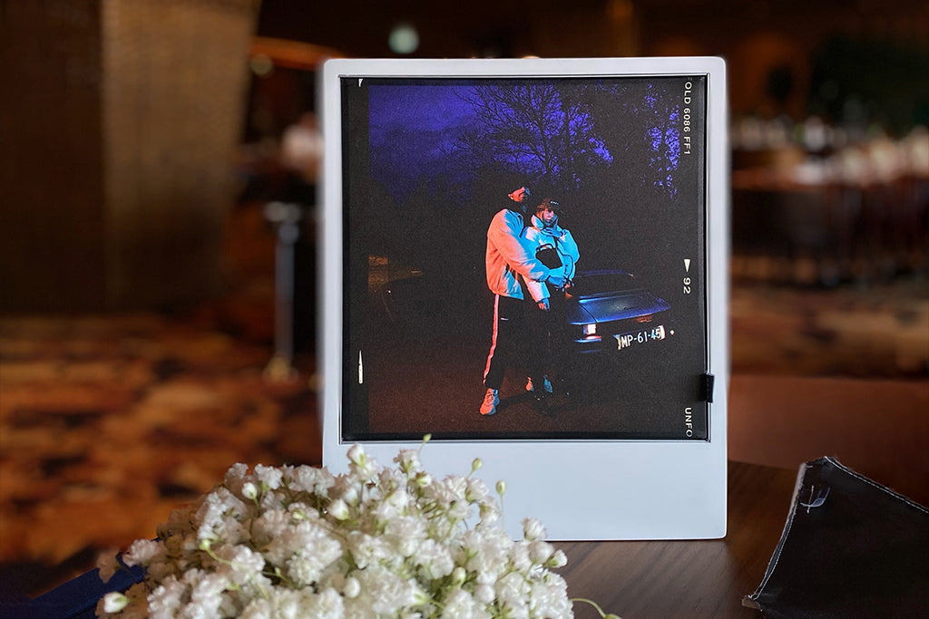 Presente personalizado - Moldura luminosa personalizada pela cliente com a fotografia de um casal apaixonado.