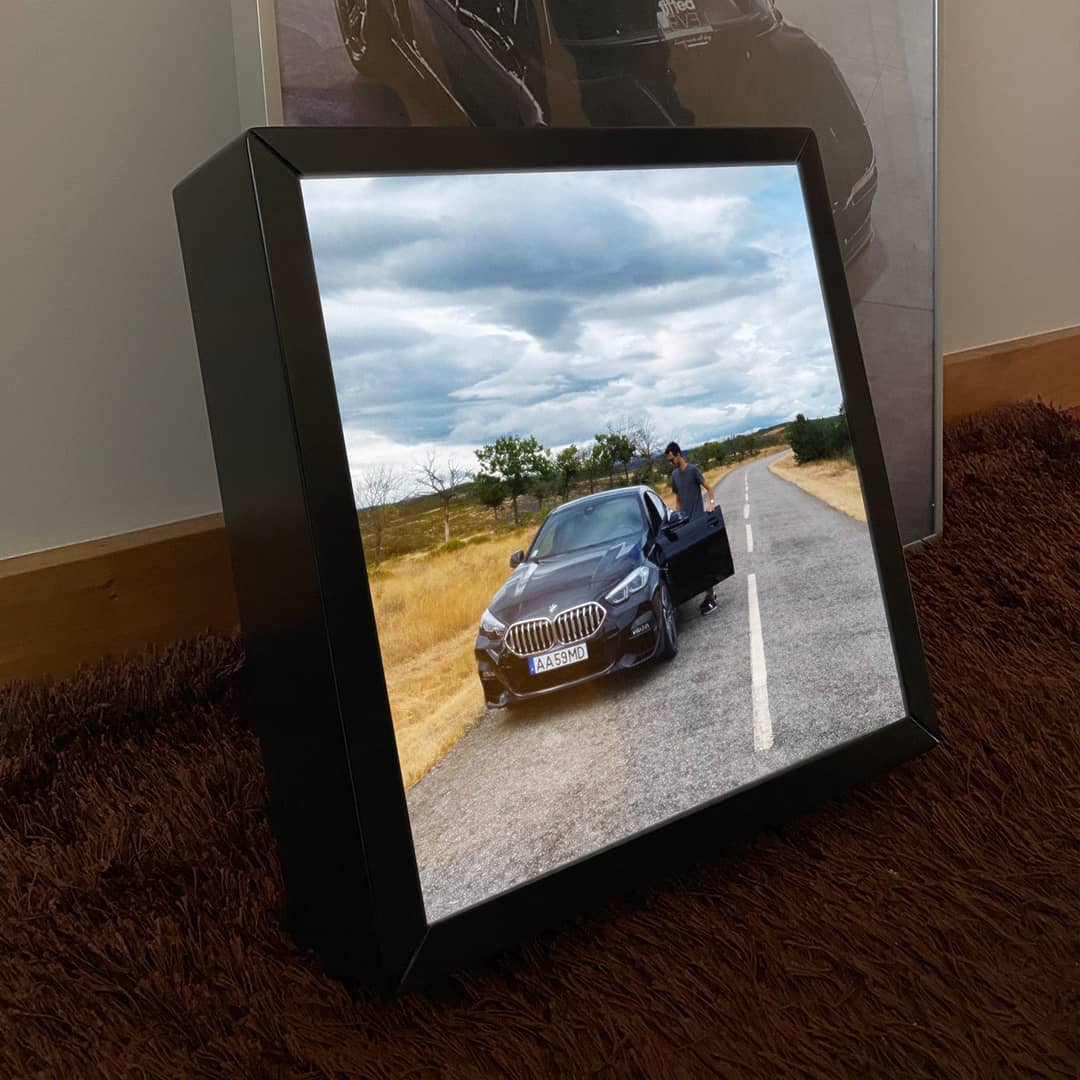 Personalização da Moldura de luz com a fotografia de um jovem a entrar no seu novo BMW carro de sonho.