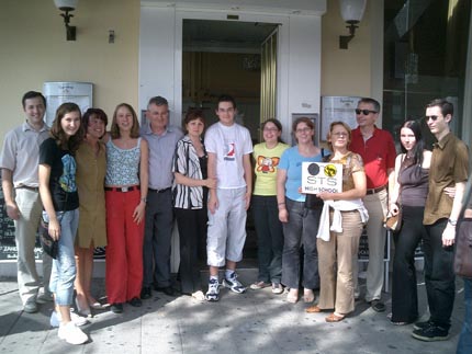 Marina Ghegeliu din Constanta si Razvan Horga din Oradea, impreuna cu familiile gazda si coordonatorii programului