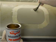 Applying the 2-part mixed adhesive