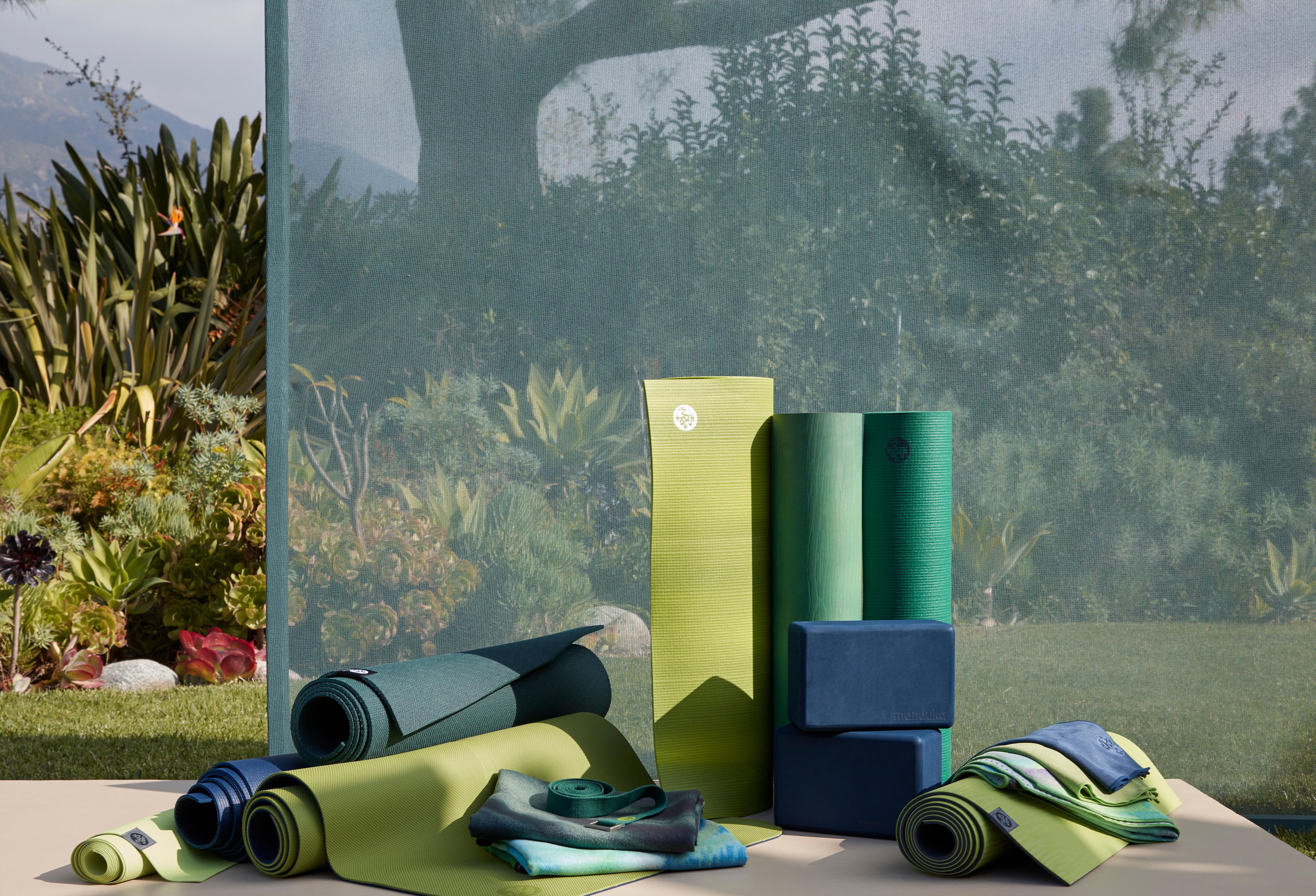 PRO® y eKO® series yoga esterillas expuestos al aire libre en un patio cubierto de hierba