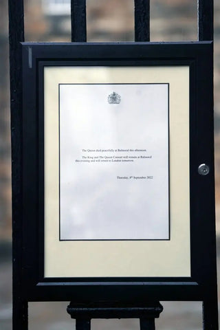 Notice of the Queen's death at Balmoral Castle gates