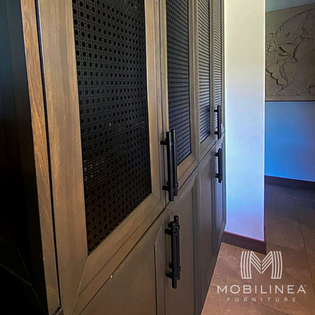 armario con puertas de madera solida y centro perforado 