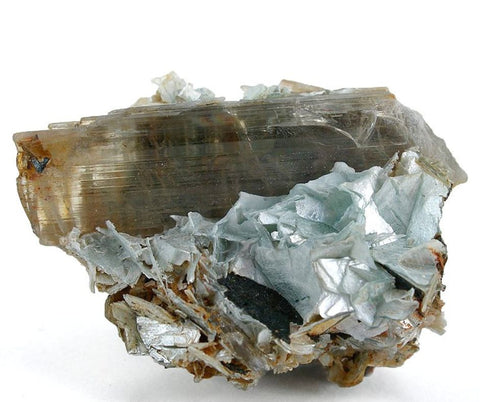 Diaspore zultanite crystal on margarite Photo by By Rob Lavinsky, iRocks.com – CC-BY-SA-3.0, CC BY-SA 3.0, https://commons.wikimedia.org/w/index.php?curid=10461309