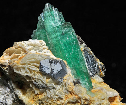 Hiddenite Photo By Parent Géry - Own work, CC BY-SA 3.0, https://commons.wikimedia.org/w/index.php?curid=23698120