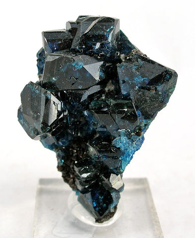 A mesmerizing faceted lazulite gemstone in a deep azure-blue shade Photo: By Rob Lavinsky, iRocks.com – CC-BY-SA-3.0, CC BY-SA 3.0, https://commons.wikimedia.org/w/index.php?curid=10419062