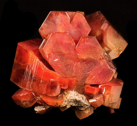 raw red apatite called Vanadinite Photo By Rob Lavinsky, iRocks.com – CC-BY-SA-3.0, CC BY-SA 3.0, https://commons.wikimedia.org/w/index.php?curid=10475288