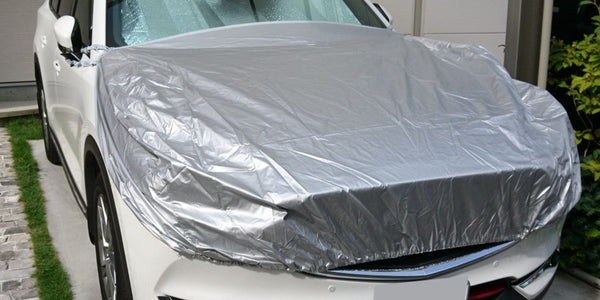 長期間車を駐車する場合は、カーカバーを使用することで、ヘッドライトを含む車全体を保護することができます