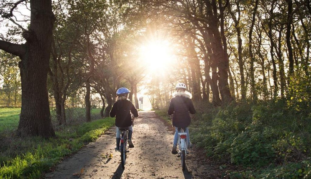 como protegerse del sol al andar en bicicleta
