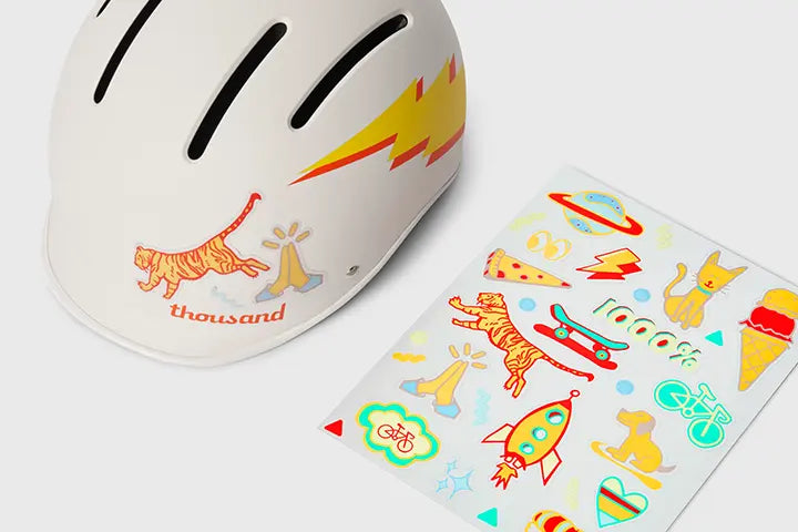 Casco Infantil Thousand Jr incluye un set de pegatinas reflectantes