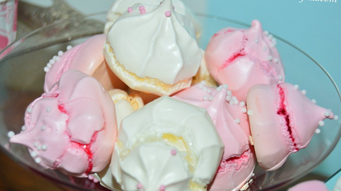 The delicious meringue dessert with its varied colors sends joy and joy when you see its colors and its delicious taste is eaten alone or in addition to other desserts.