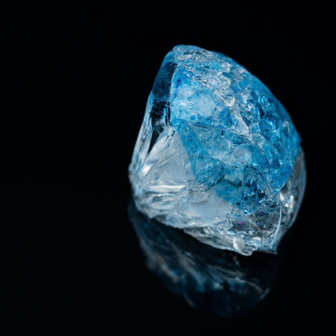 Décembre : votre pierre de chance est le zircon bleu