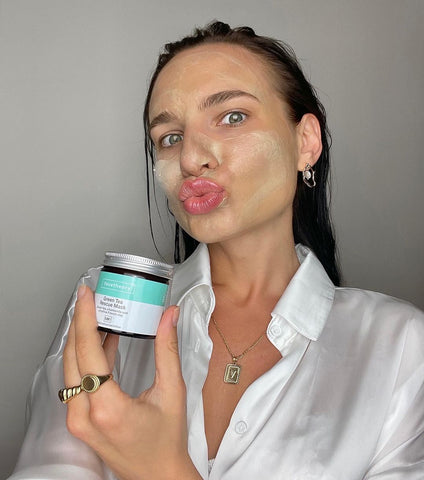 Facetheory Blog - Poren verfeinern: diese Tipps helfen Kunden bild, Frau mit Grüntee Maske