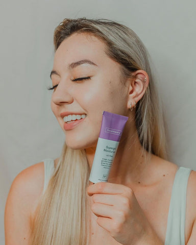 Facetheory Blog - Poren verfeinern: diese Tipps helfen Kunden bild, Frau mit Supergel Moisturizer