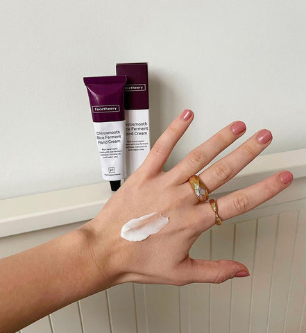 Facetheory Blog: Handpflege 5 einfache Tipps  - Kundenbild Hand mit H1 Handcreme