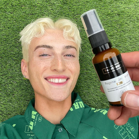 Facetheory Blog - Nachhaltige Kosmetik - Kundenbild  Mann im Gras mit S1 Regenacalm Retinol Serum