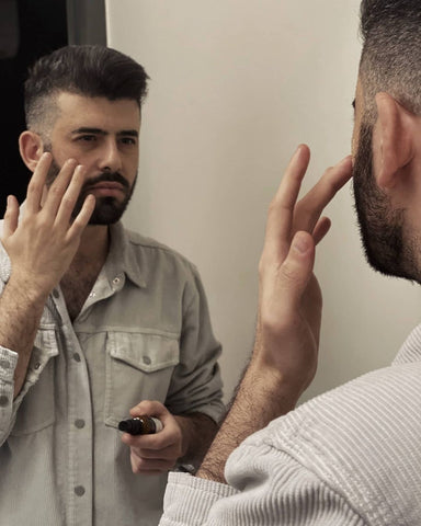 Facetheory Blog - Gesichtspflege für Männer - Wie pflegt man Männerhaut richtig? - Kundenbild Mann mit gesichtscreme
