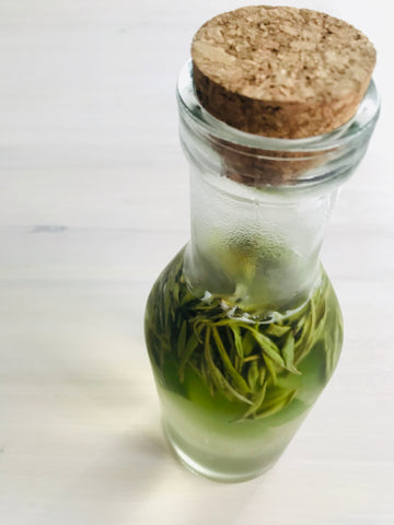 COLD BREW WHITE TEA WITH BLACKCURRANT LEAVES