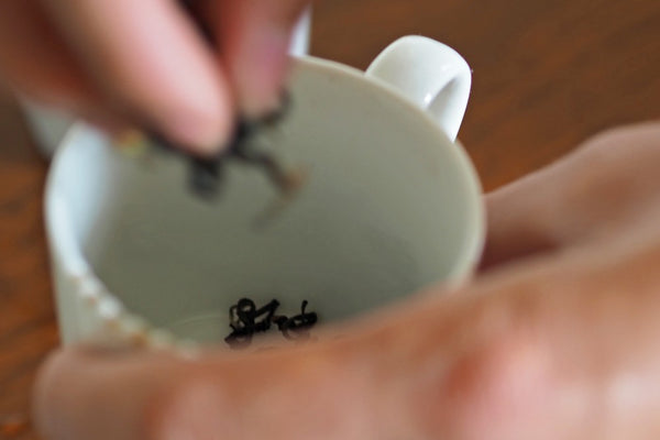 tea leaves into cup