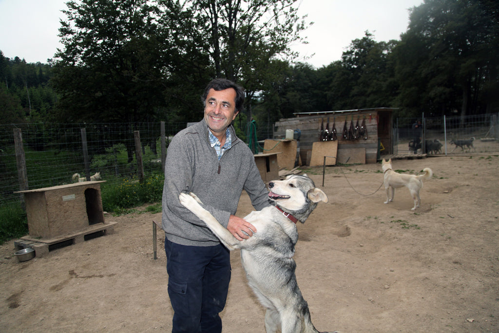 Nicolas Vanier avec son chien de traîneau