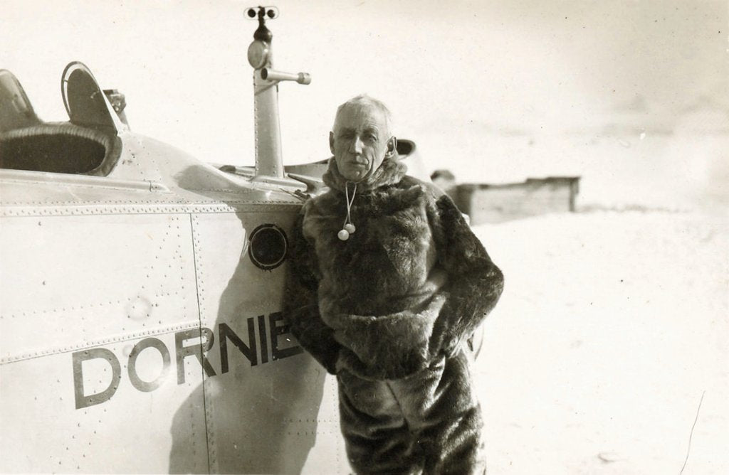 Roald Amundsen au Svalbard près de son avion