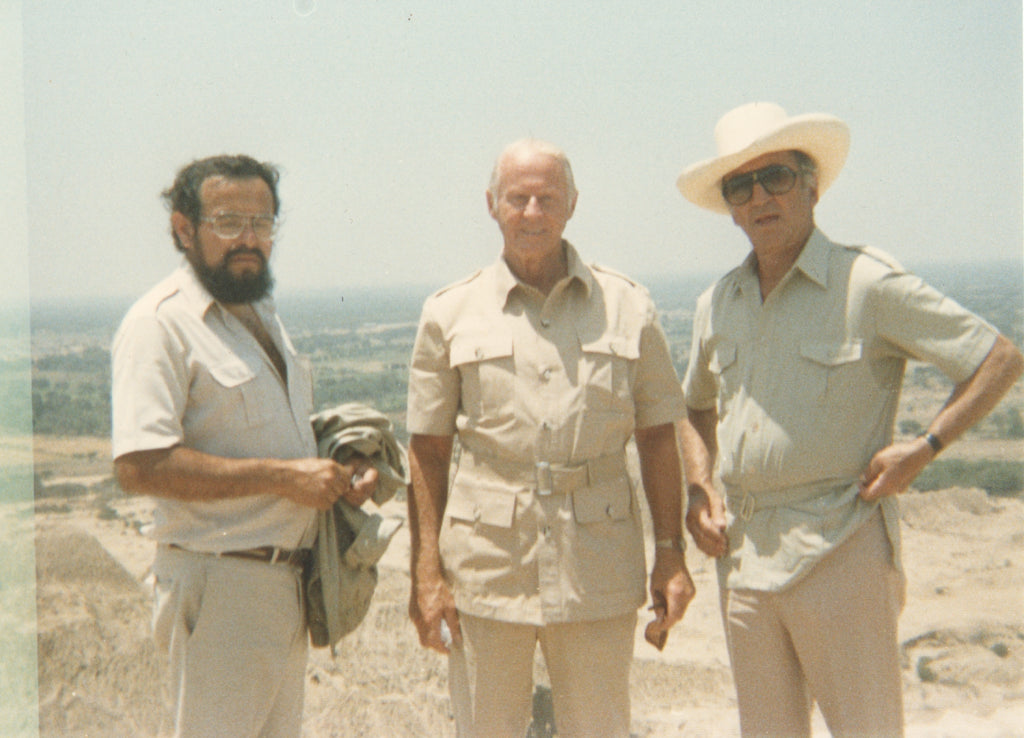 Ganoza with Walter Alva. Walter Alva, Thor Heyerdahl and Guillermo Ganoza in Tucume.