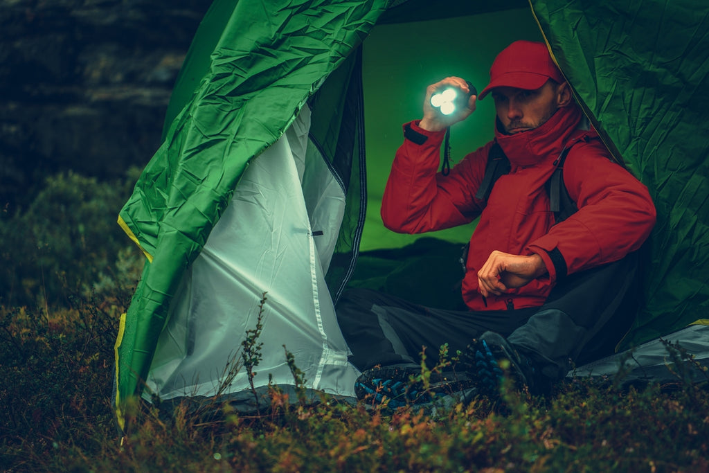 Campeur avec lampe de poche