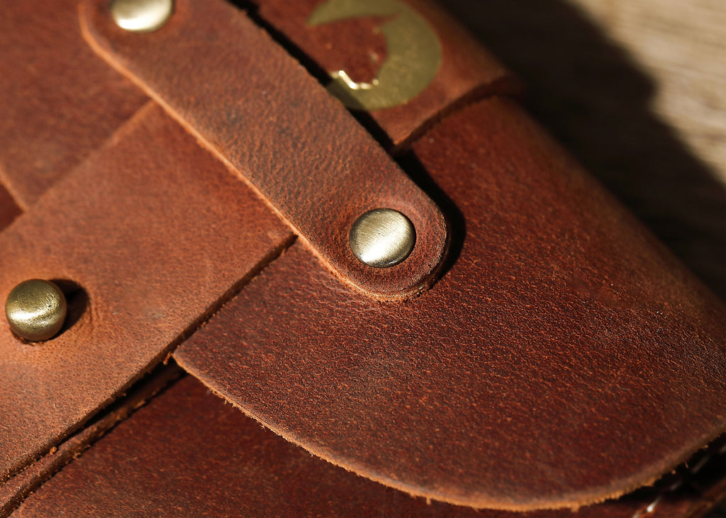 Mens Leather Card Holder - Rugged & Vintage | LÖRA – Eiken Shop