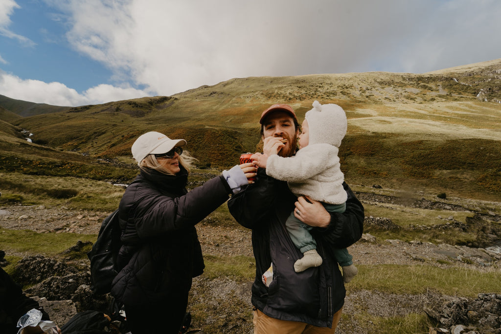 couple en randonnée avec bébé