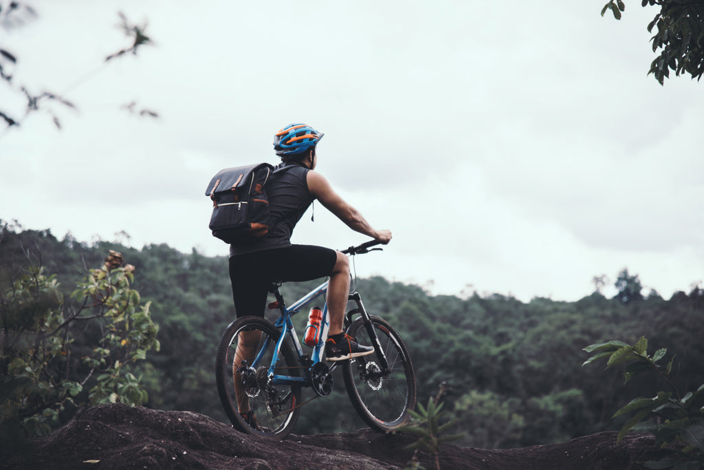 Cycliste lors d'une journée ensoleillée, photo d'aventure à vélo.