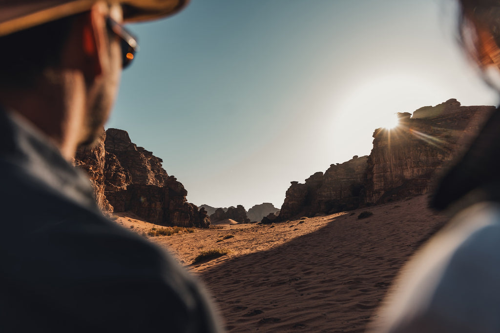 deux hommes en randonnée dans le désert