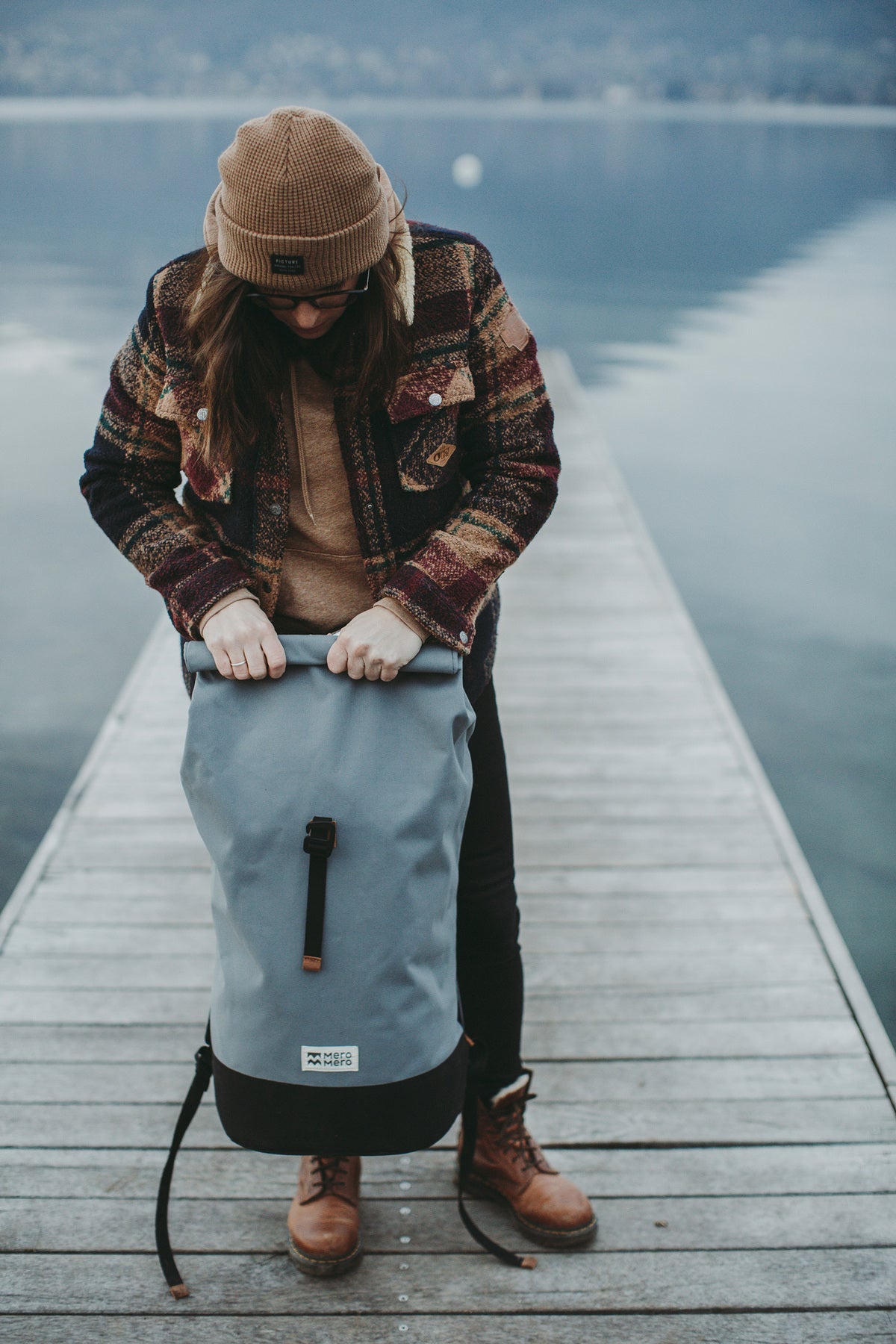 un sac à dos de voyage en polyester recyclé et revêtement PU bleu marine