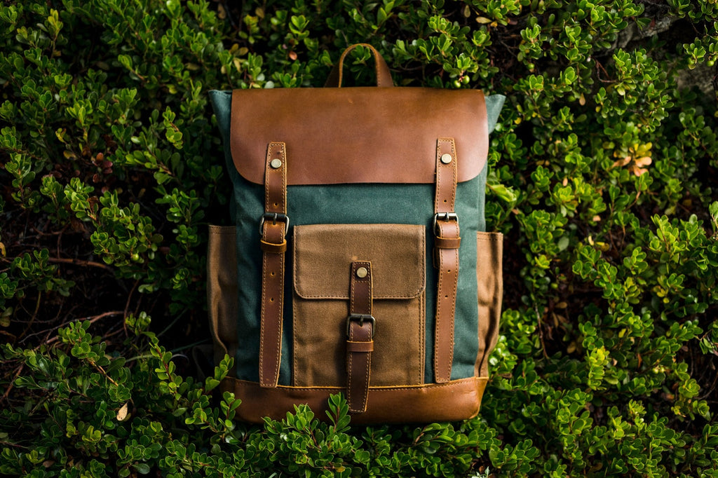 laptop backpack with reinforced shoulder-strap and convenient open side pocket