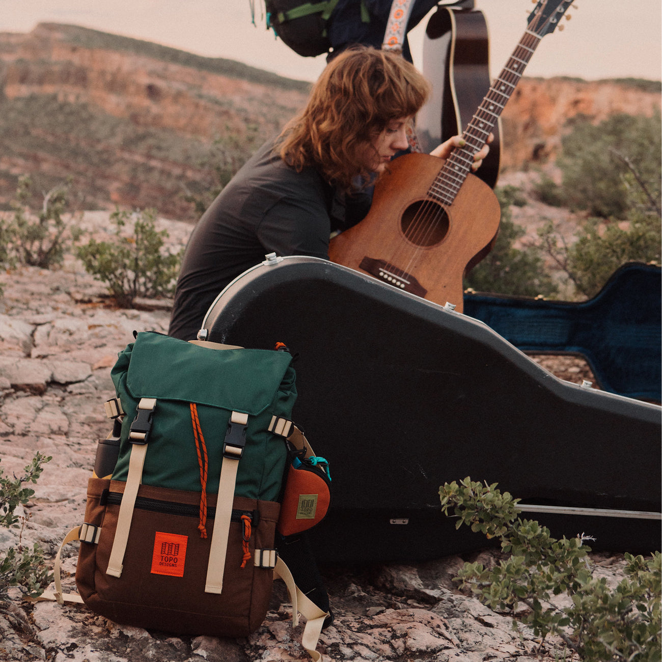 femme camping jouer guitar avec rover classic pack pose devant elle