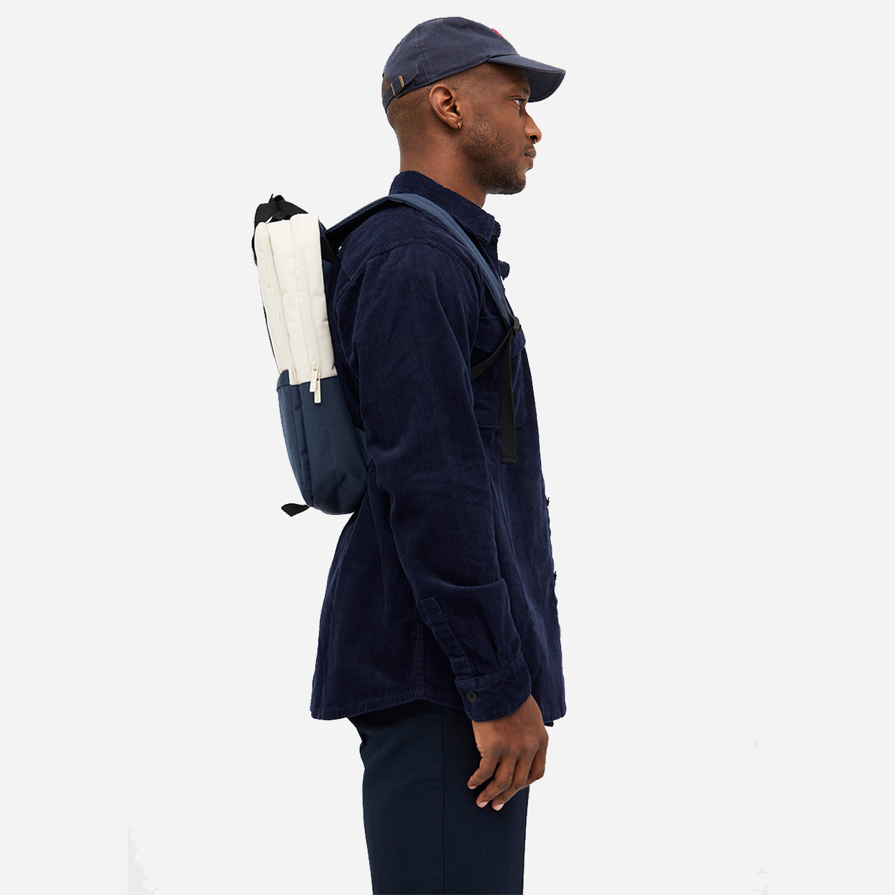 Homme avec un sac à dos urbain durable bleu et blanc, vue de côté