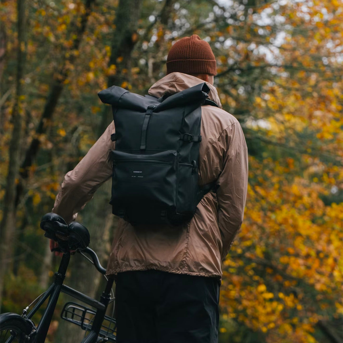 homme portant sac à dos urbain waterproof