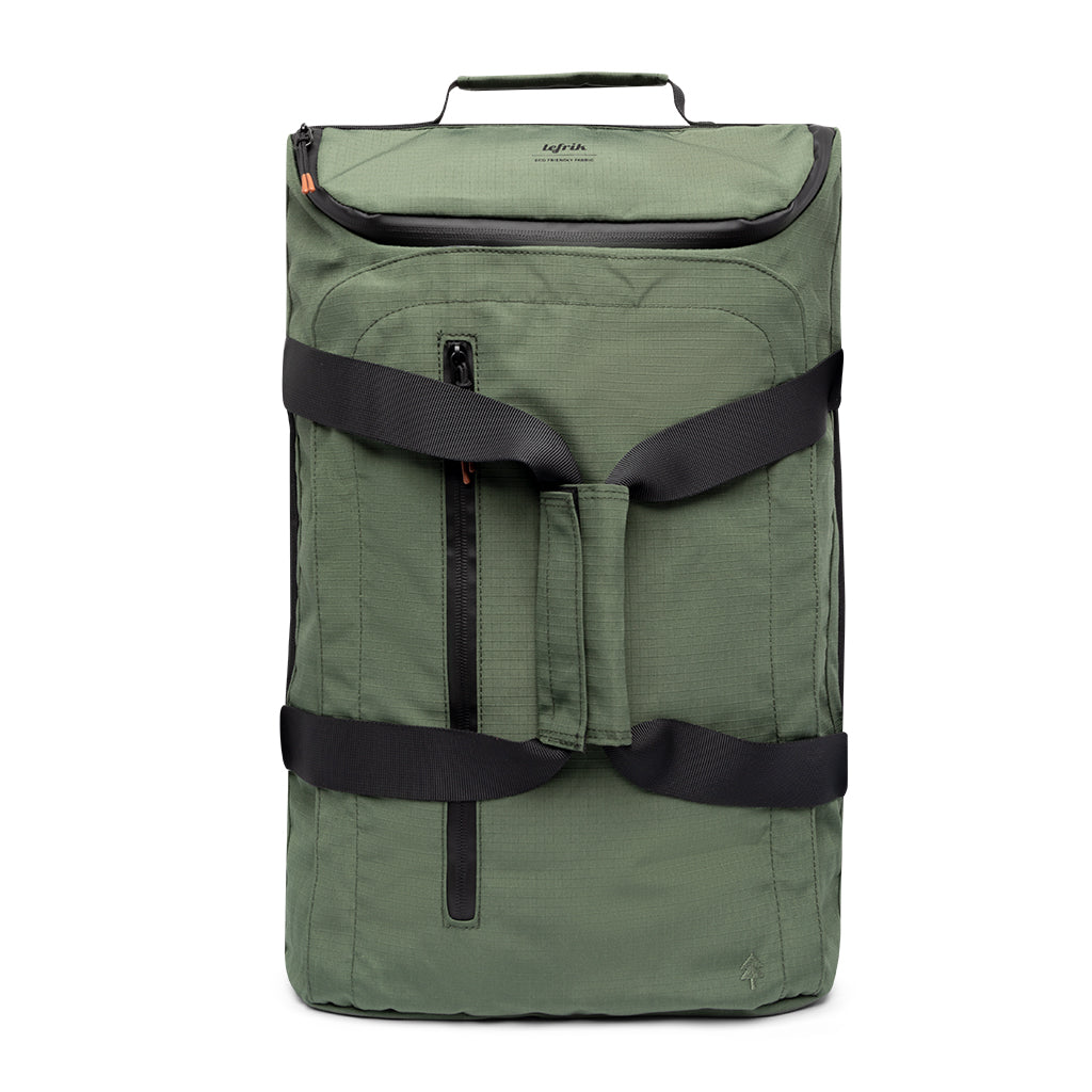 Vue de face du sac à dos convertible de voyage durable vert par Lefrik