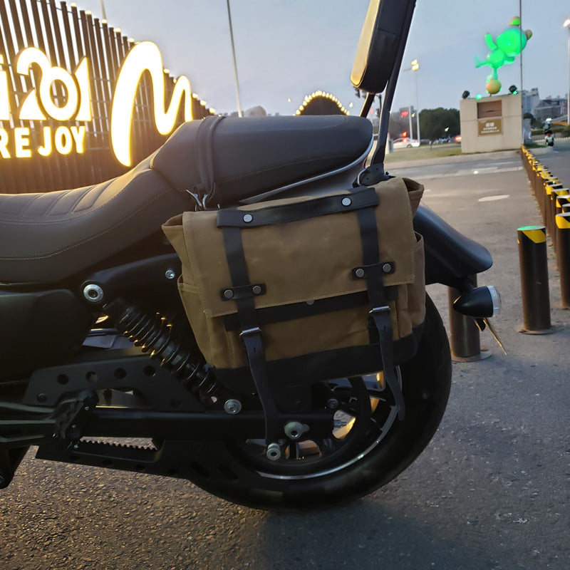 sacoche latérale moto vintage sur moto biker imperméable avec supports de fixation