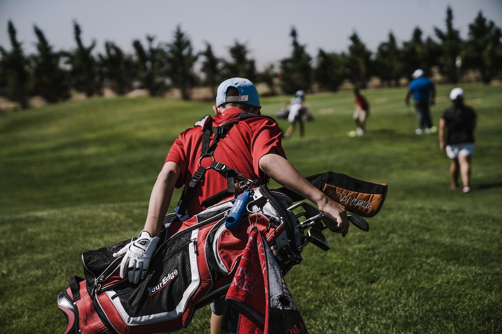 joueur de golf portant son sac de golf