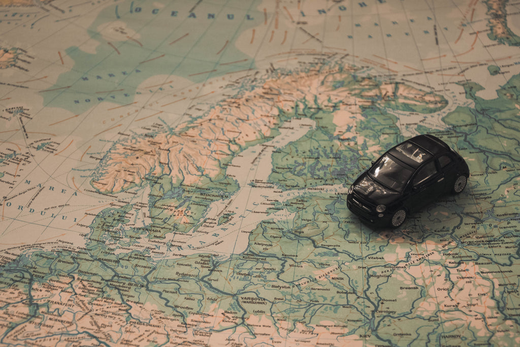 une voiture jouet sur une carte d'europe