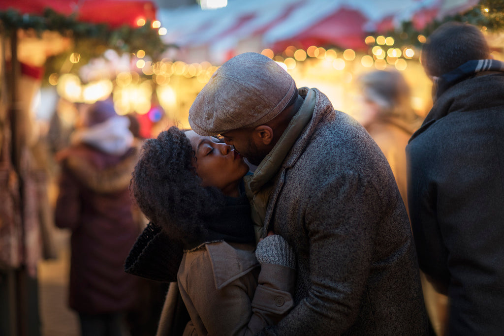 Couple s'embrassant au marché de Nöel