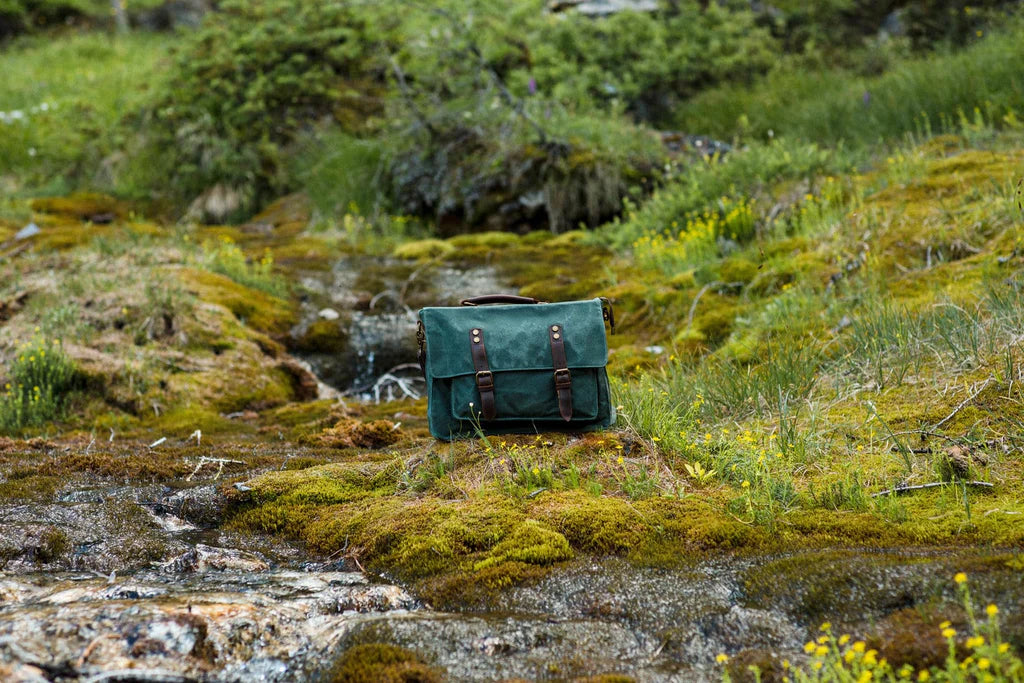 sac à bandoulière en toile vintage vert émeraude et cuir pleine fleur pour voyager, travailler ou étudier de la marque eiken