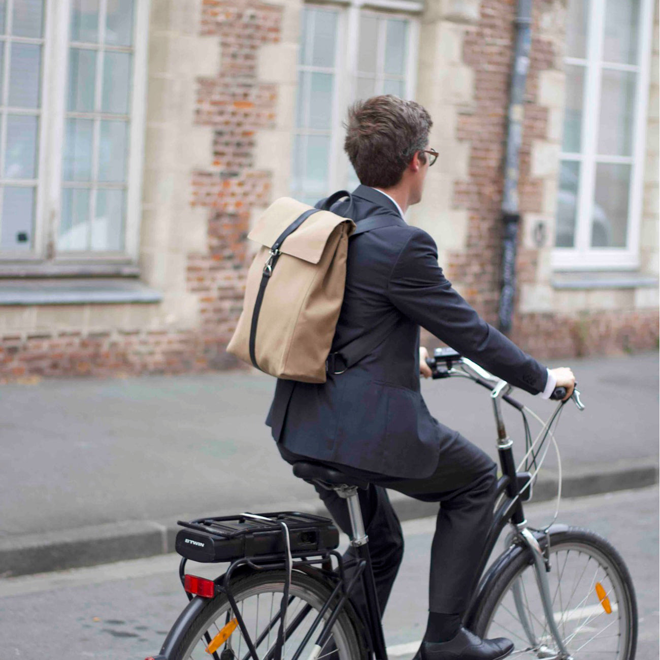 sac à dos ordinateur fabrication française avec accessoires et fermetures en acier coloris camel