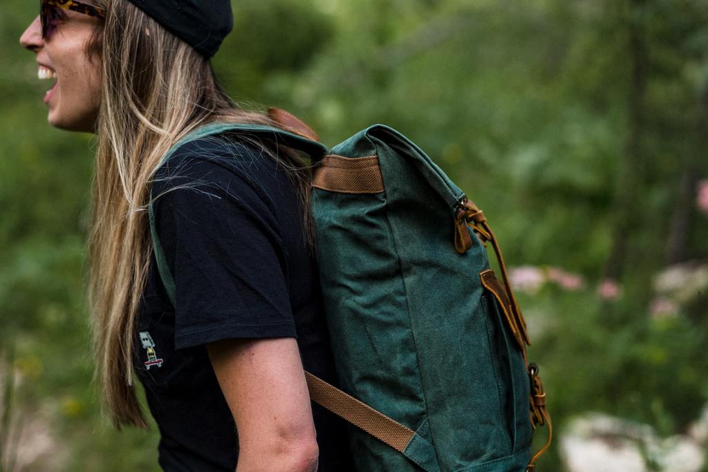 sac à dos en toile imperméable pour femme mélant solidité et praticité