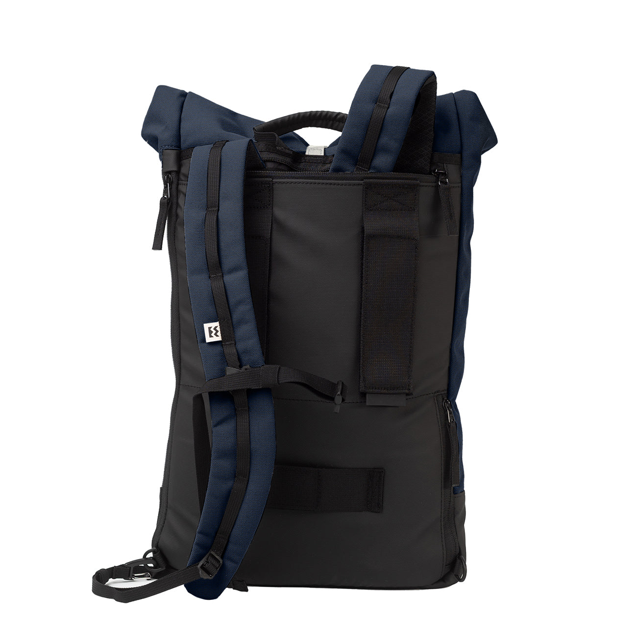 vue arrière sac à dos de transport écologique bleu marine de mero mero avec panneau arrière en maille respirante, bretelles réglables et points d'attache pour porte bagages ou guidon