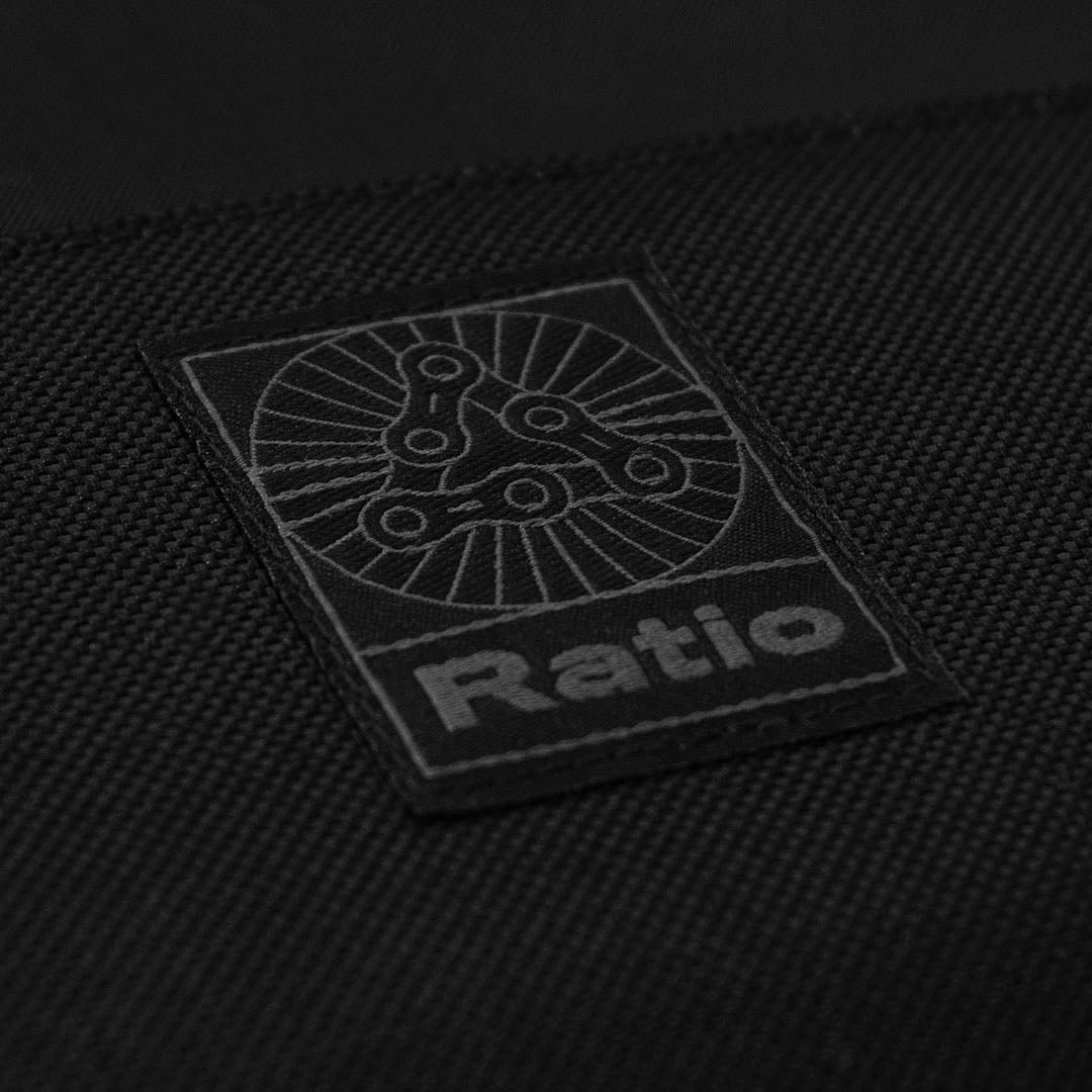 logo de la marque ratio brodé sur le tissu